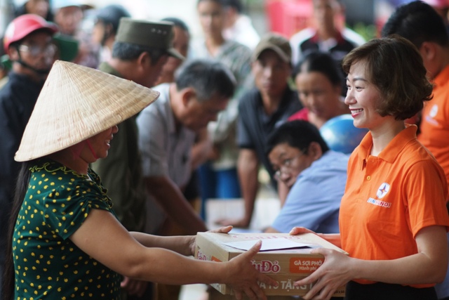 Các doanh nghiệp lớn tiếp tục ủng hộ đồng bào miền Trung ảnh 1